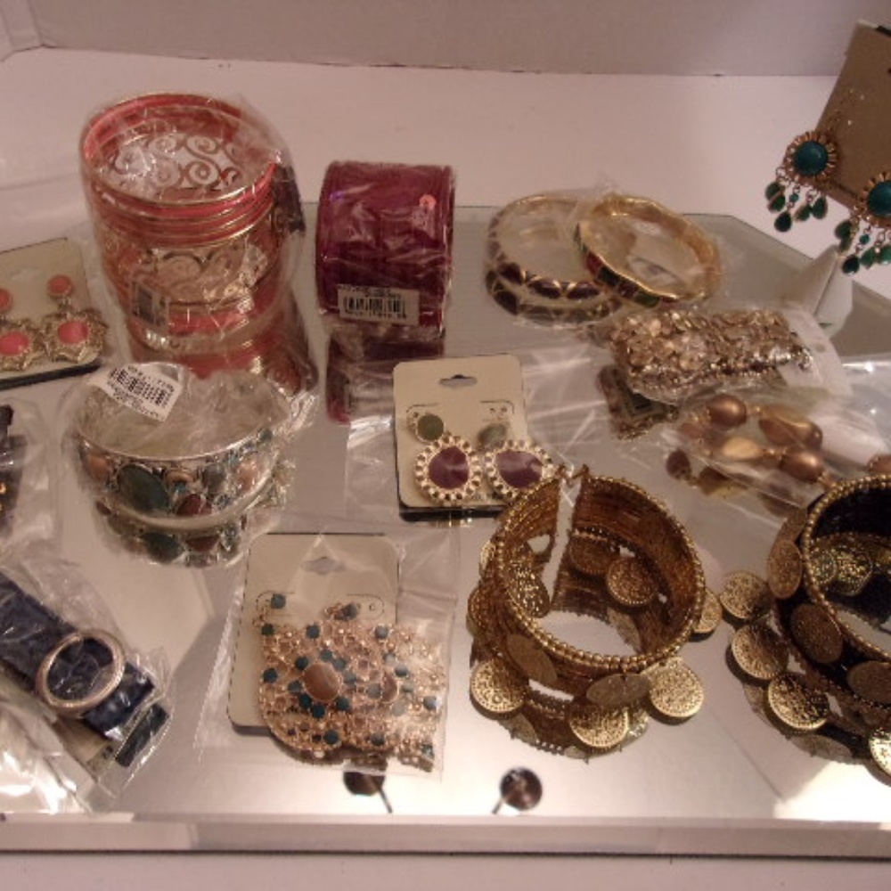 NWT HUGE DESIGNER ASSORTMENT OF BRACELETS & EARRIN